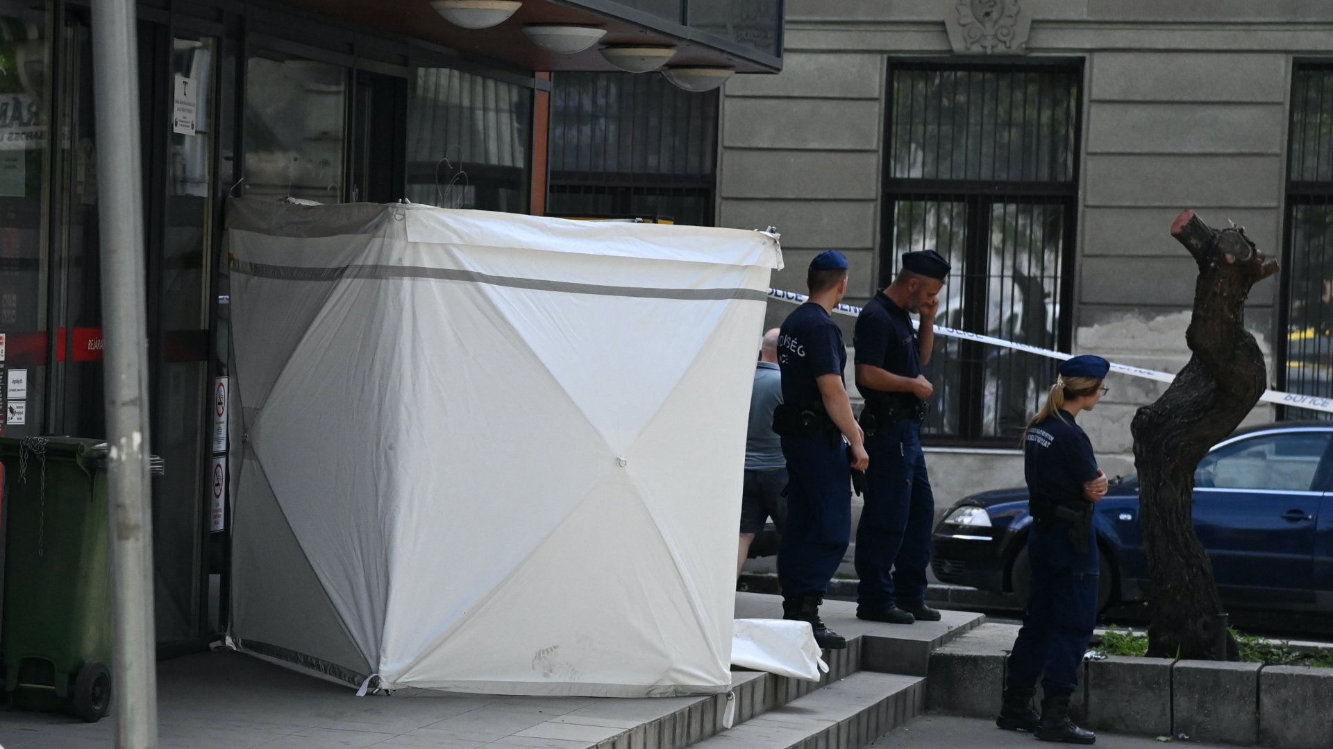Rendõrségi helyszínelõ sátor Budapesten, a VIII. kerületi Baross utcában, ahol rendõri intézkedés közben rosszul lett, és meghalt egy férfi 2022. július 15-én