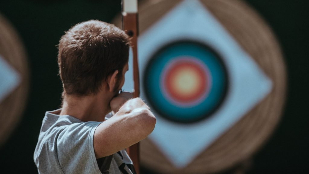 Íjjal lőtték ki egy négytagú család autójának a kerekét a Balatonnál