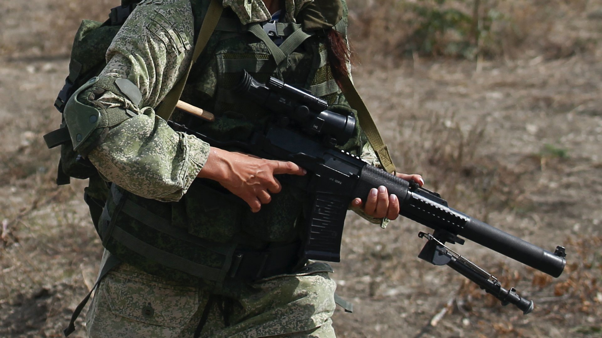 Egy orosz katonanő a Rajevszkij lőtéren, Krasznodar régióban, Oroszországban 2019-ben