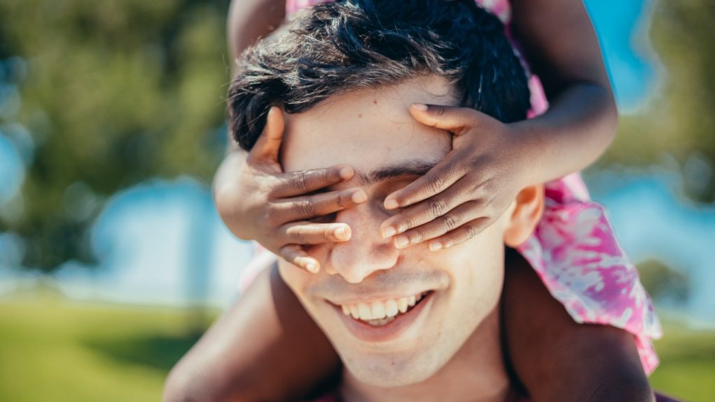 Egy csodálatos örökbefogadás története: a kisbabának egy kukában kezdődött az élete