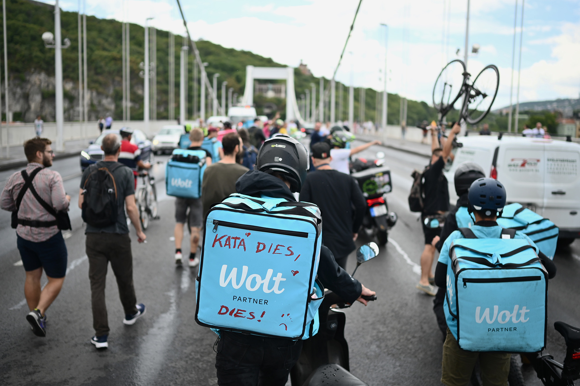 A kata szigorítása elleni tüntetés az Erzsébet hídon