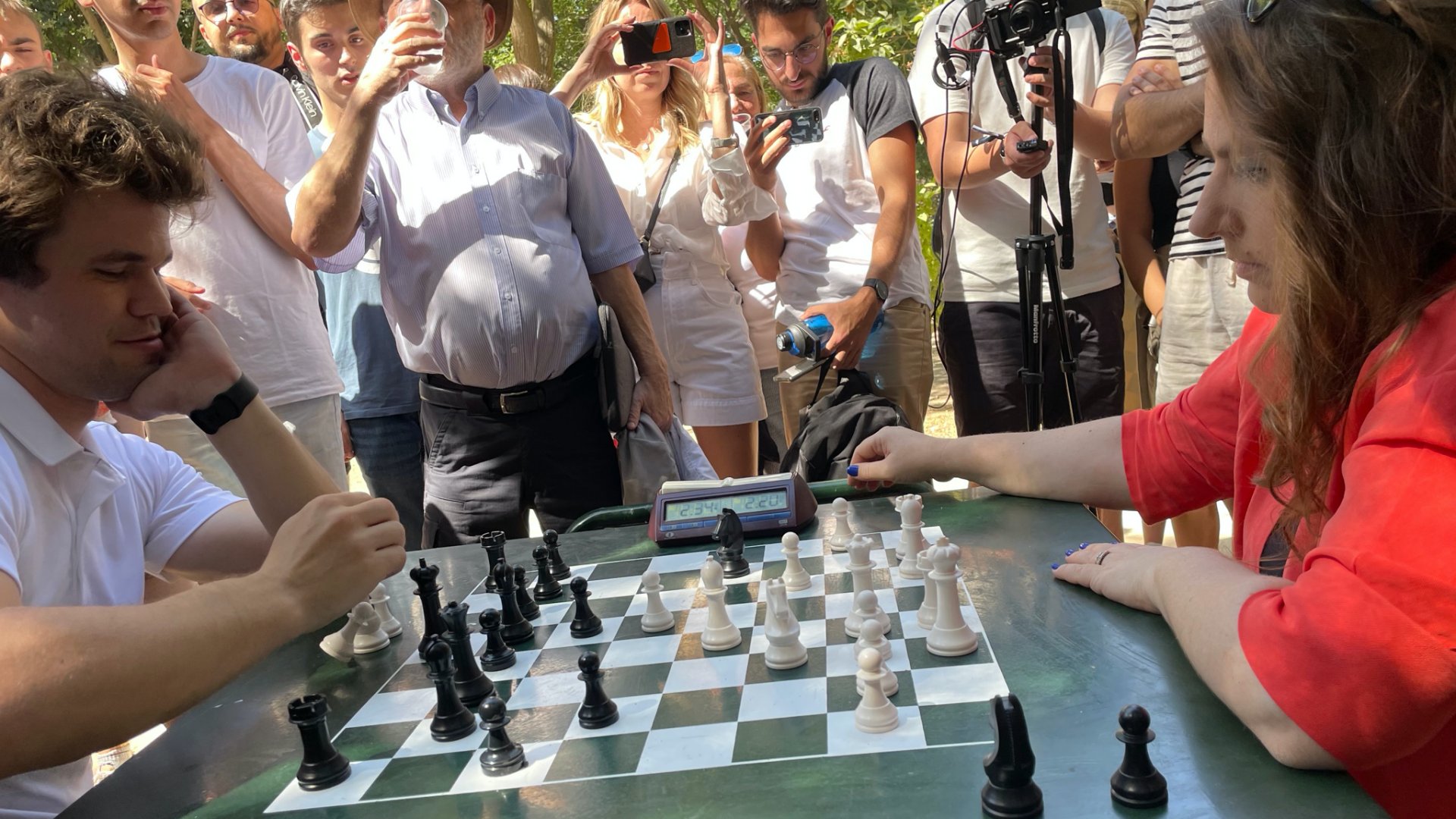 Polgár Judit és Magnus Carlsen sakkpartija a madridi Retiro parkban 2022 július 2-án