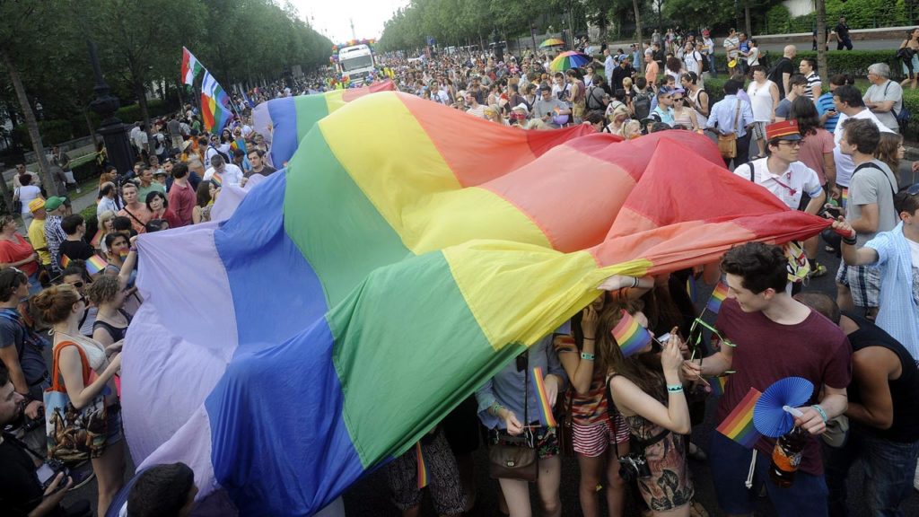 Locsolóautó indítja a mai Budapest Pride felvonulást