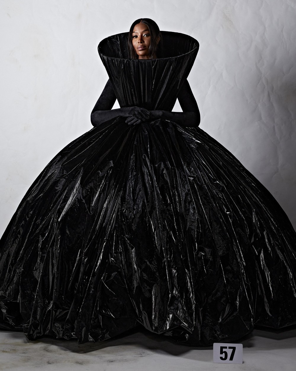 Naomi Campbell mint modell - Balenciaga Haute Couture 2022/2023 ősz-tél