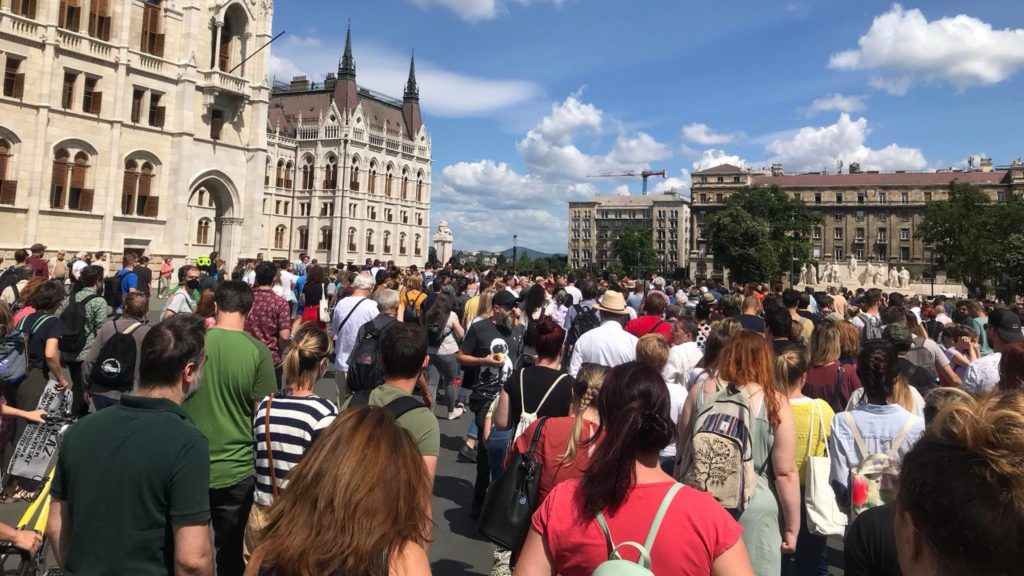 Tüntetnek a Parlament előtt a kata módosítása ellen, a Margit híd lezárására készülnek a demonstrálók