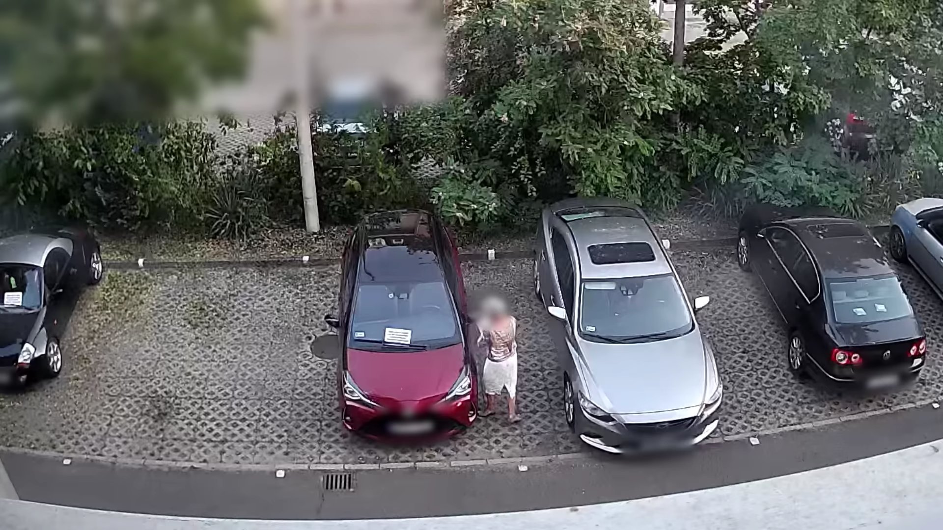 Pillanatkép a videóból, amelyen egy nő autókat karcol össze Újpesten