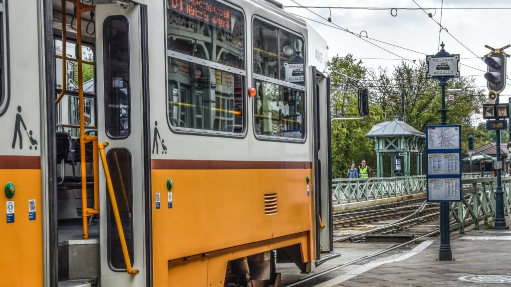 Lemaradhatnak a villamosokról mobiljegyes utasok Budapesten