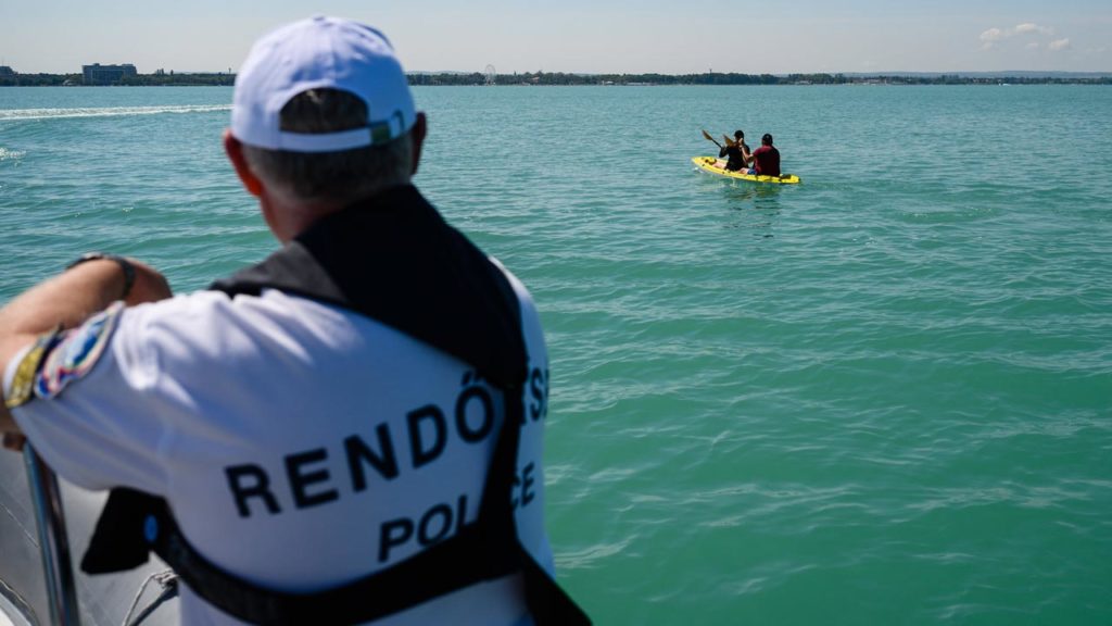 Menekíteni kellett az embereket a Balatonból, tizenöten is veszélybe kerültek