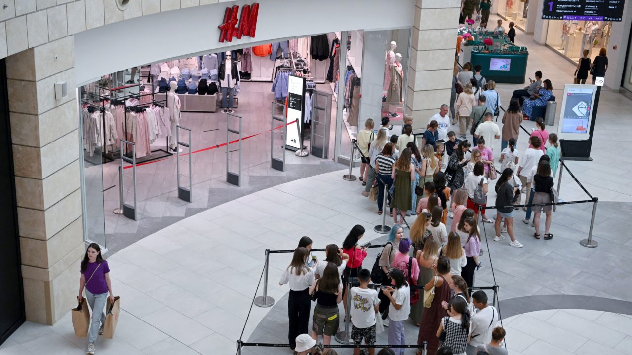 Kígyózó sorok a készlet kiárusítsa idejére újranyitott H&M boltban Moszkvában.