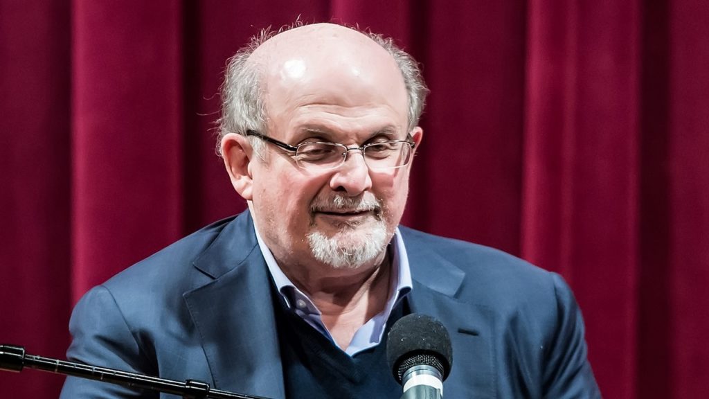 Lélegeztetőgépen van a nyakon szúrt Salman Rushdie