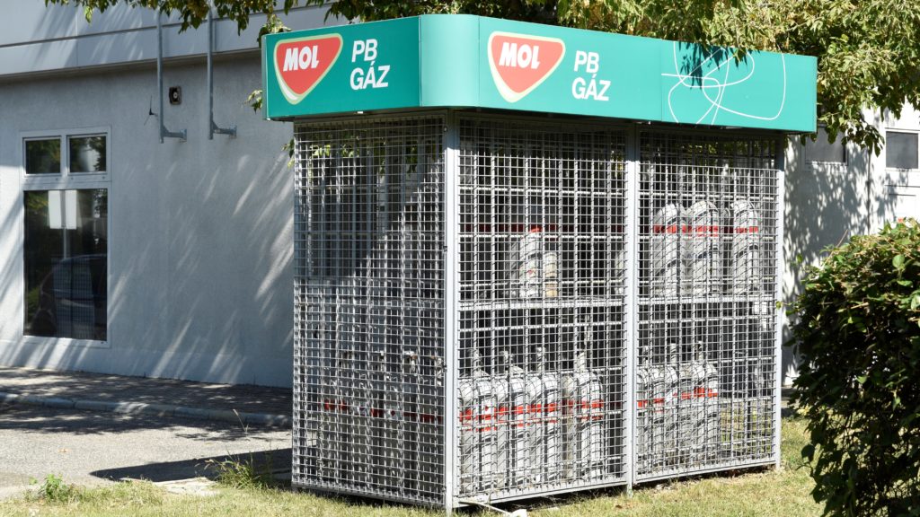 Gázpalackok tárolóhelye a XX. kerületi Ady Endre utcai MOL üzemanyagtöltő állomás mellett