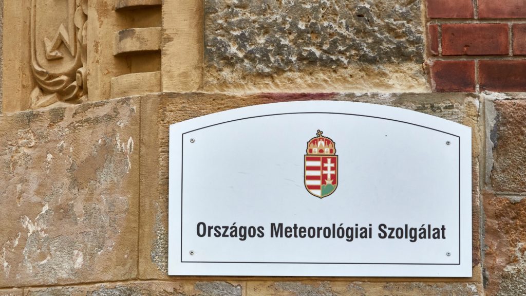 Cégtábla az 1870-ben alapított Országos Meteorológiai Szolgálat budapesti székházán.