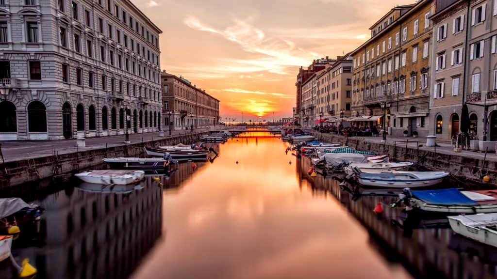 Turisták szörföztek a velencei Canal Grandén, kemény büntetést kaptak érte