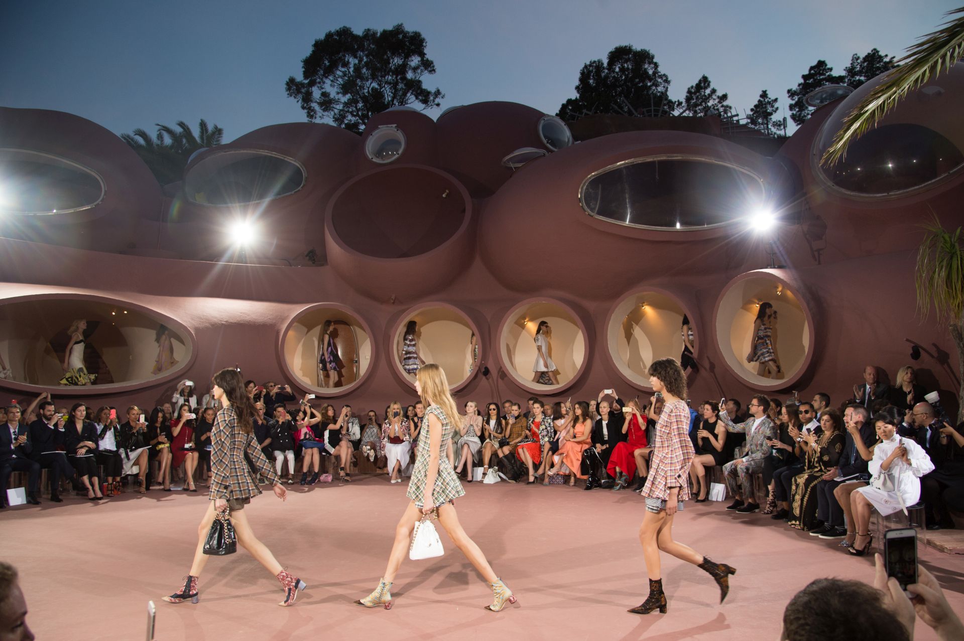 A Dior 2016-os Croisiere bemutatójának a Palais Bulle adott otthont.