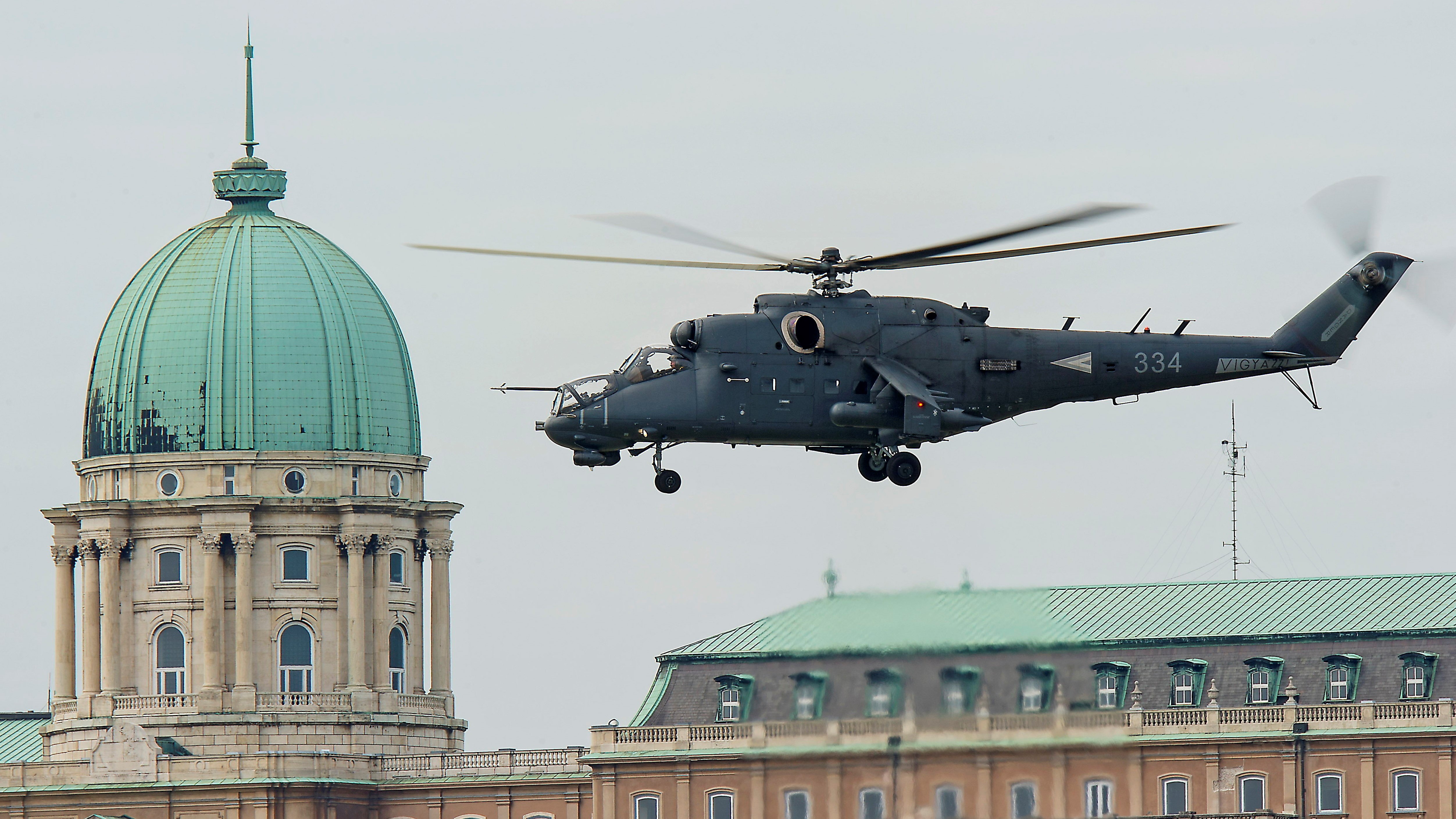 A Magyar Honvédség Mi-24 harci helikoptere a Duna felett az államalapítás ünnepe alkalmából rendezett légiparádén 2021. augusztus 20-án