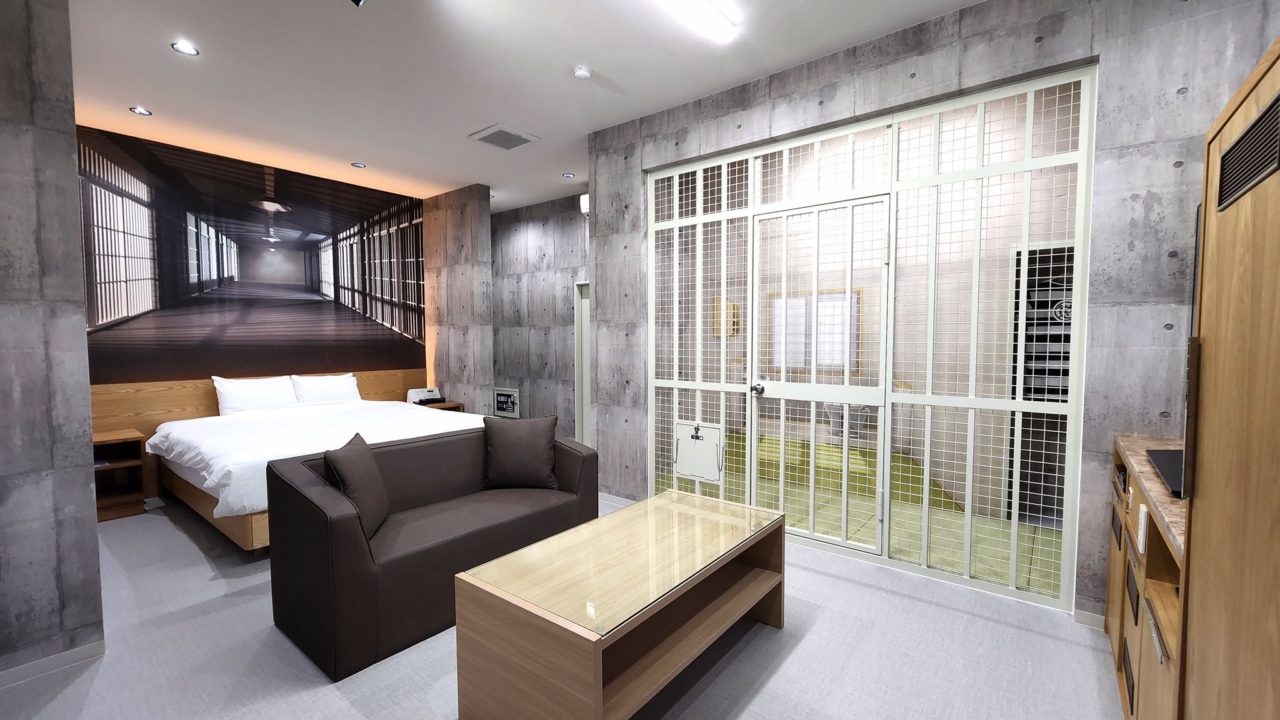 A Ninkjo Hotel börtöncellához hasonlító egyik kibérelhető szobája.