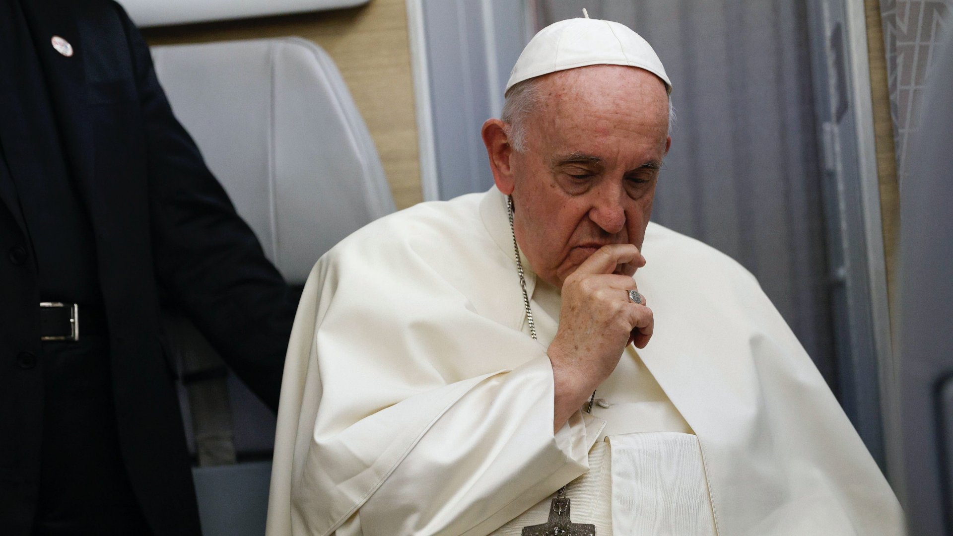 Ferenc pápa sajtótájékoztatót tart a repülõgépen, úton Kanadából hazafelé, a Vatikánba 2022. július 30-án
