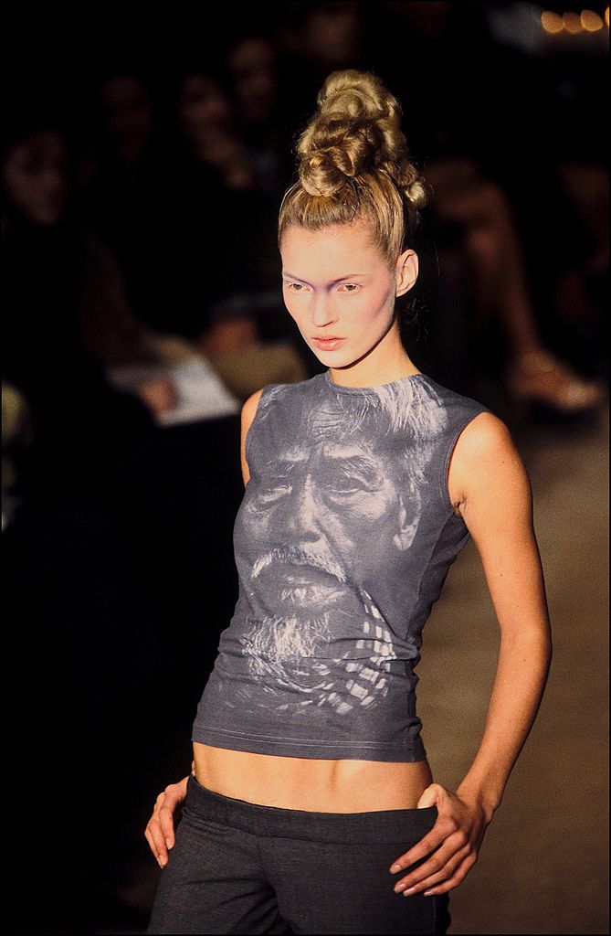 A bumster nadrág Alexander McQueen 1996-os kollekciójából
