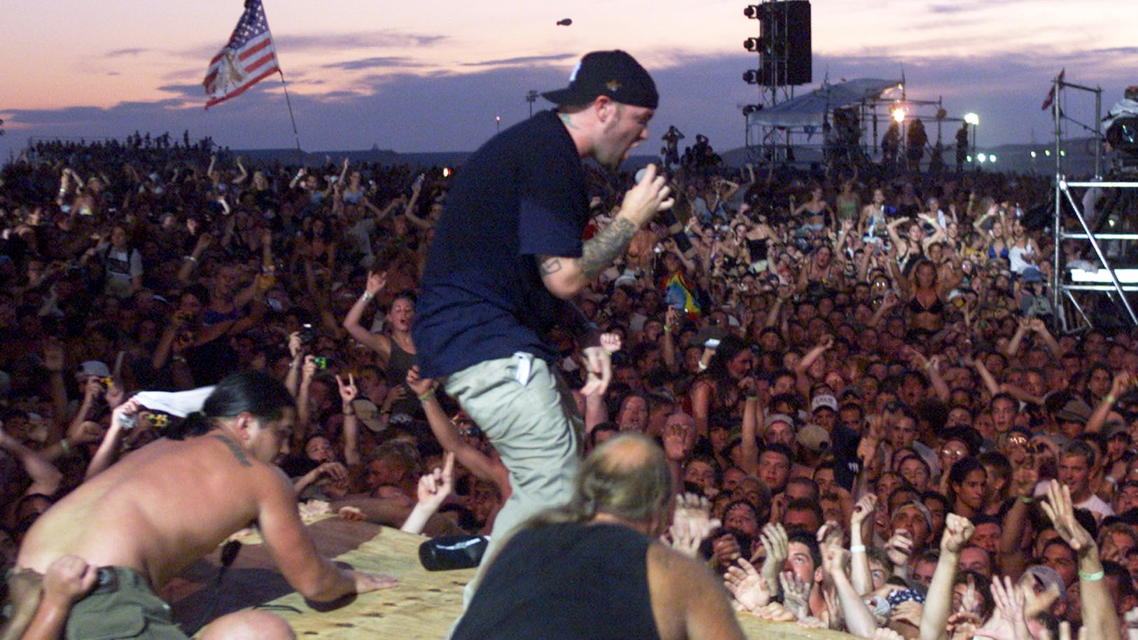 Fred Durst, a Limp Bizkit énekese hergeli a tömeget az 1999-es Woodstock Fesztiválon ( Fotó: Frank Micelotta/ImageDirect)