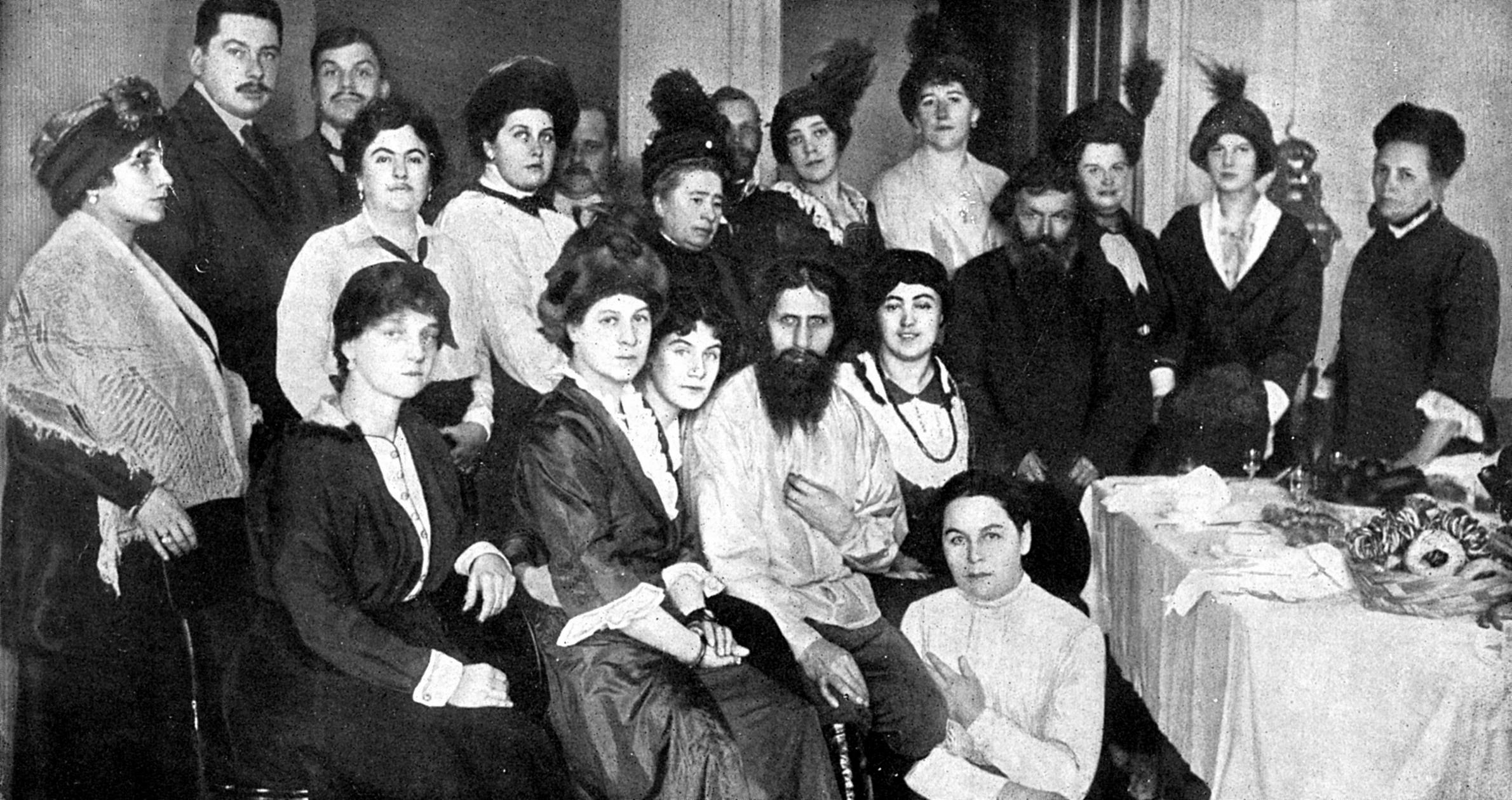 Raszputyin ül hódolói körében