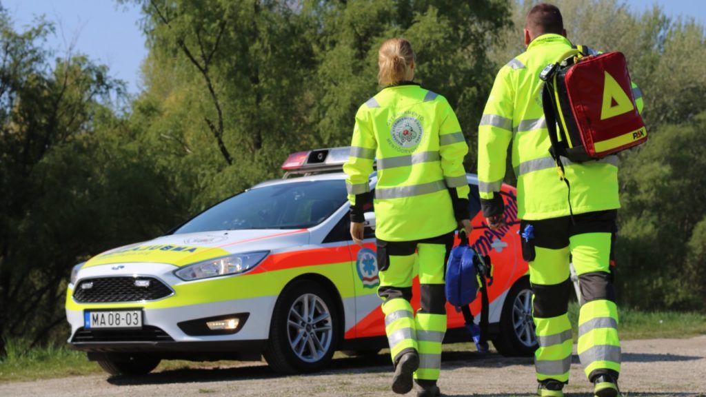 „Tíz év távlatából is mérhetetlenül hálás vagyok nekik” – Hétköznapi hősök mentős egyenruhában