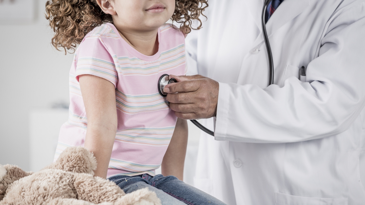 gyermekorvos kislányt vizsgál
