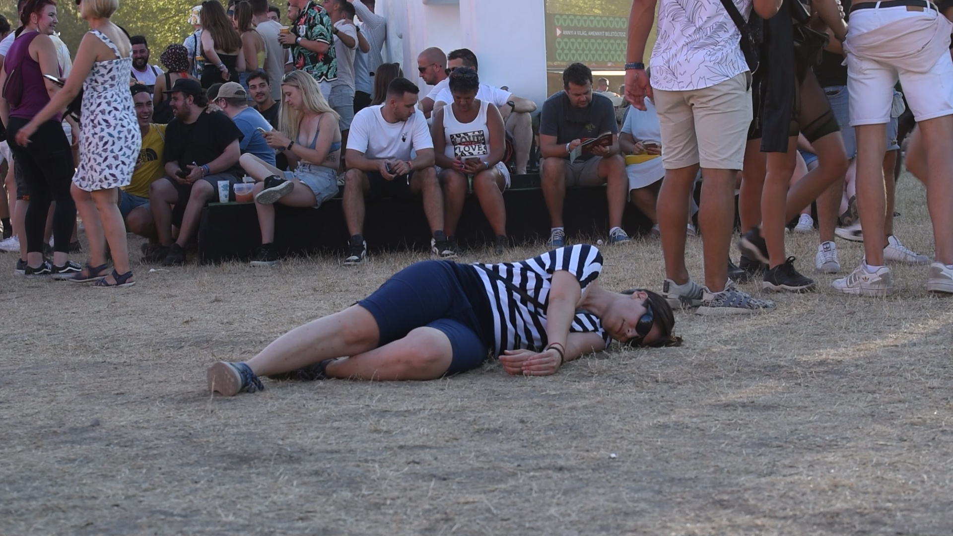 Eszméletlenül fekvő nő a Sziget Fesztiválon