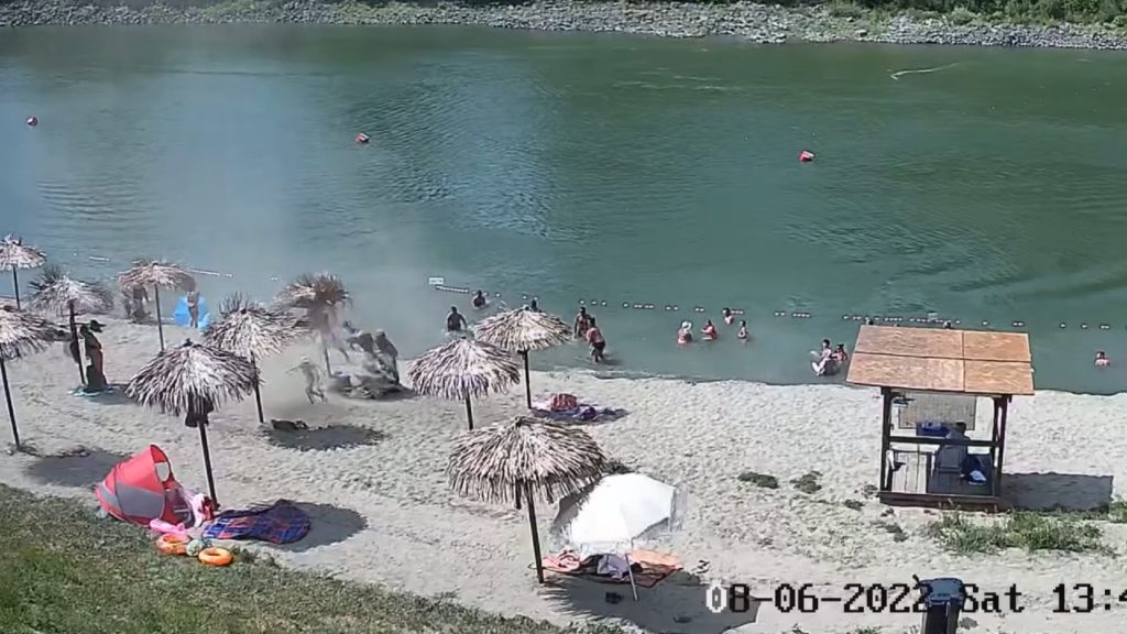 Videó: így menekültek a strandolók a forgószél elől a Tisza partján