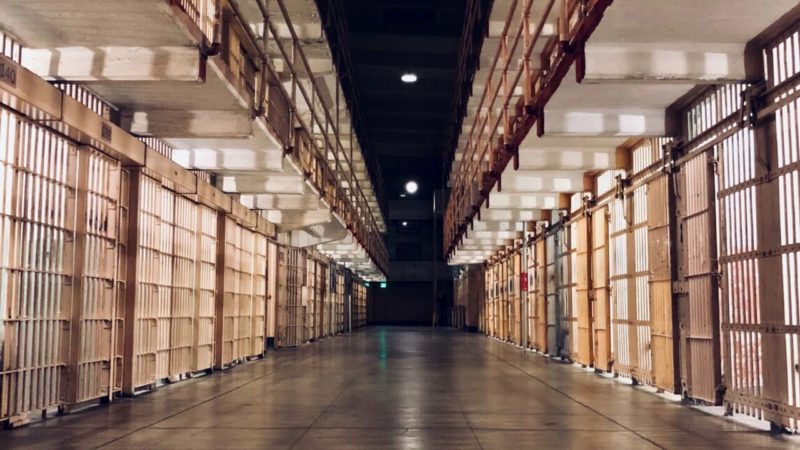 börtön belülről, cellák és folyosó
