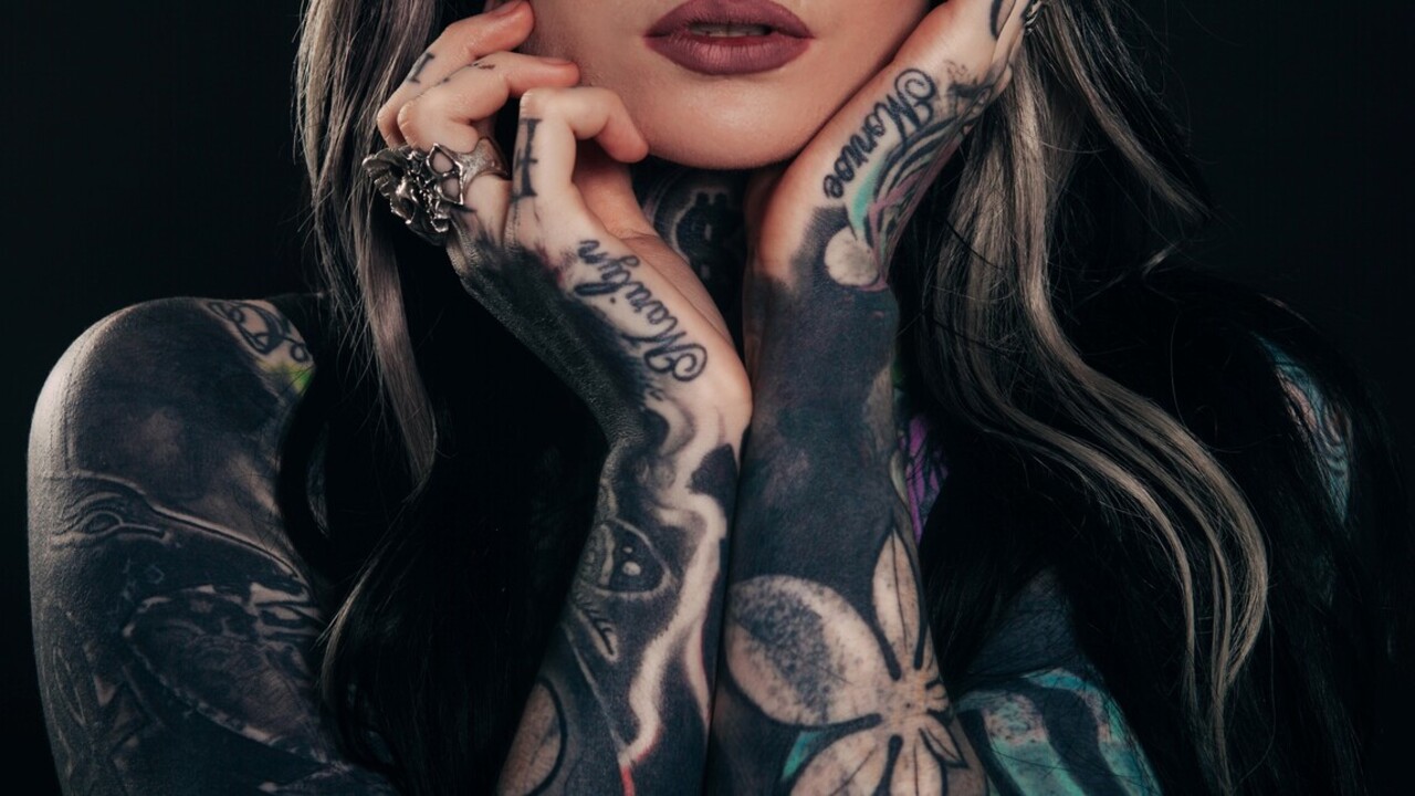 tetovált nő