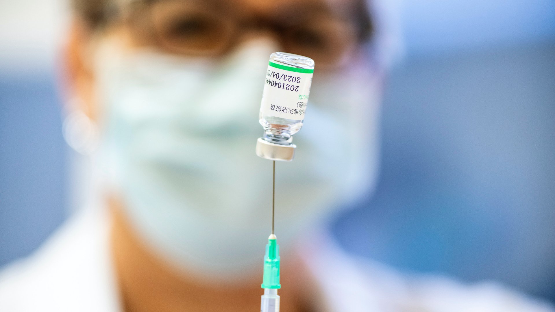 Az asszisztens elõkészíti a kínai Sinopharm koronavírus elleni vakcinát a nyíregyházi Jósa András Oktatókórházban kialakított oltóponton 2022. február 26-án.