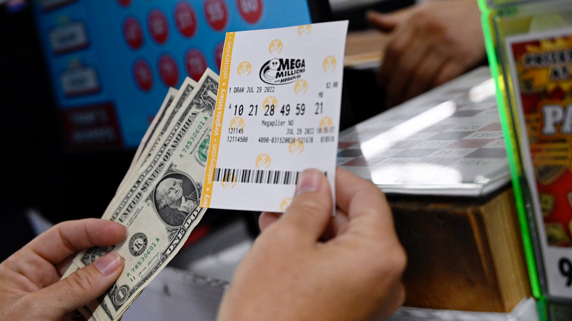 Mega Millions lottószelvényt vásárolnak egy boltban a virginiai Arlingtonban 2022. július 29-én