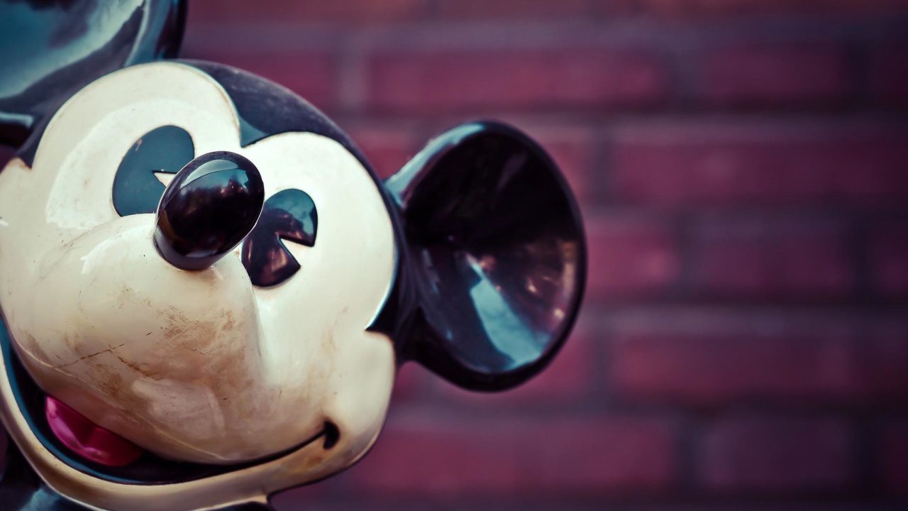 Kerámia Mickey Mouse kukucskál rendezői balról