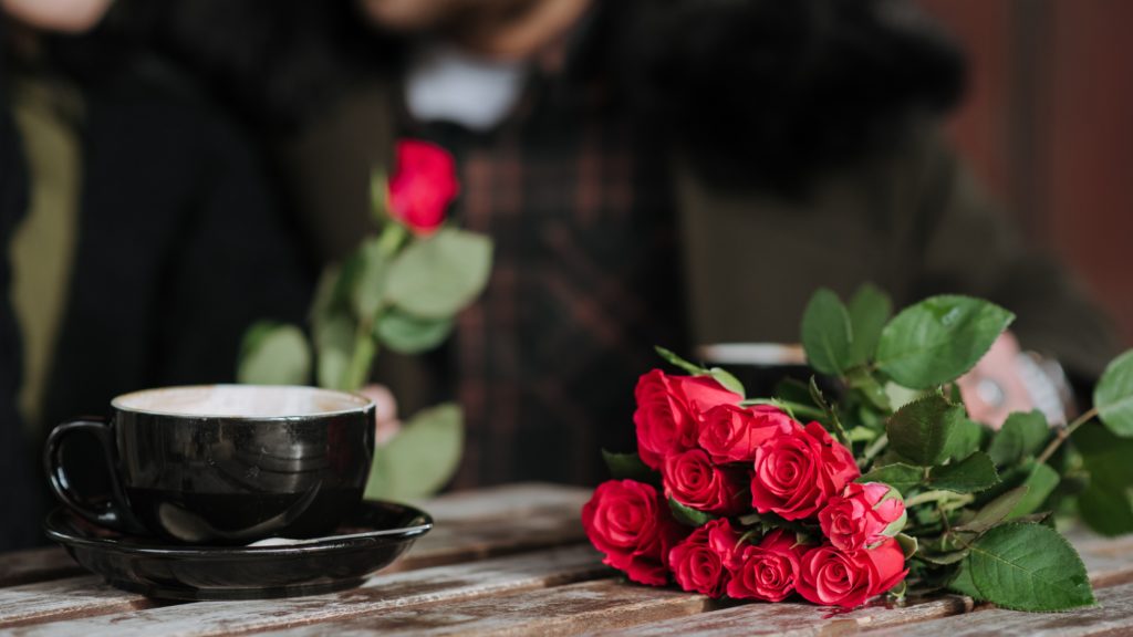 Rózsa és kávé az asztalon