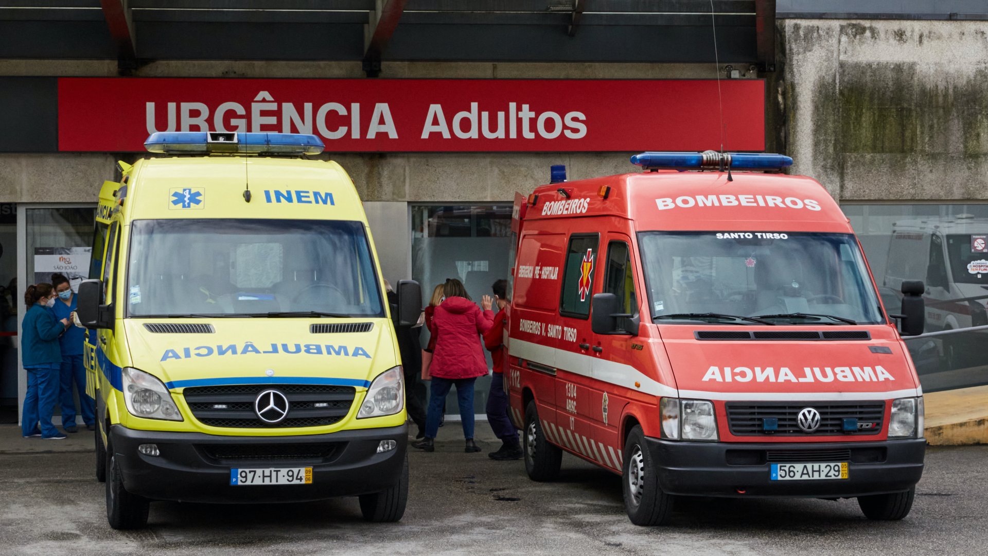 Mentőautók a portói Sao Joao kórház előtt, Portugáliában, 2022. február 17-én