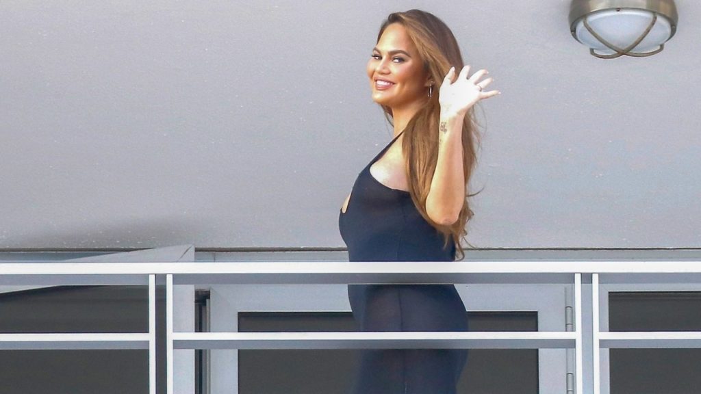 Két éve vetélt el, most újra babát vár Chrissy Teigen