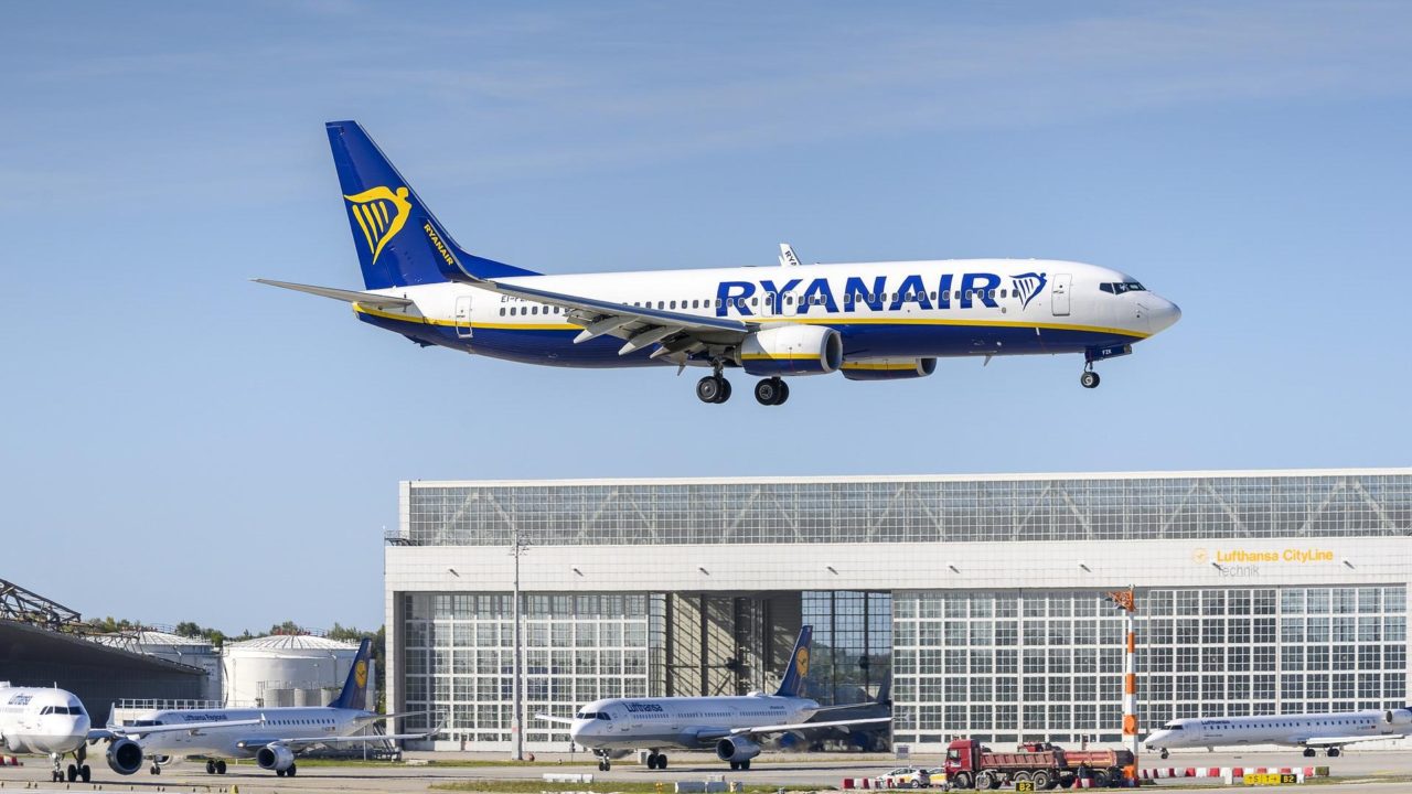 Leszálló Ryanair gép.