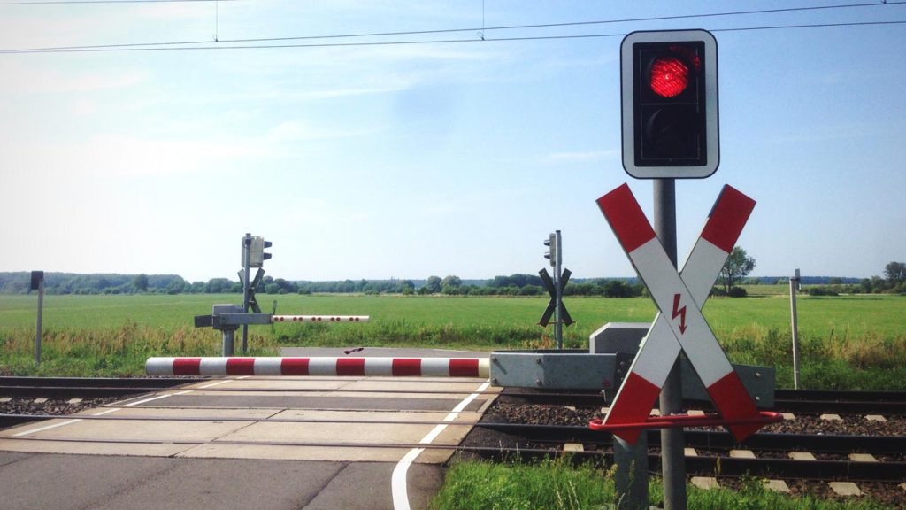 A lezáródó sorompók között száguldott át egy autós – megdöbbentő videó