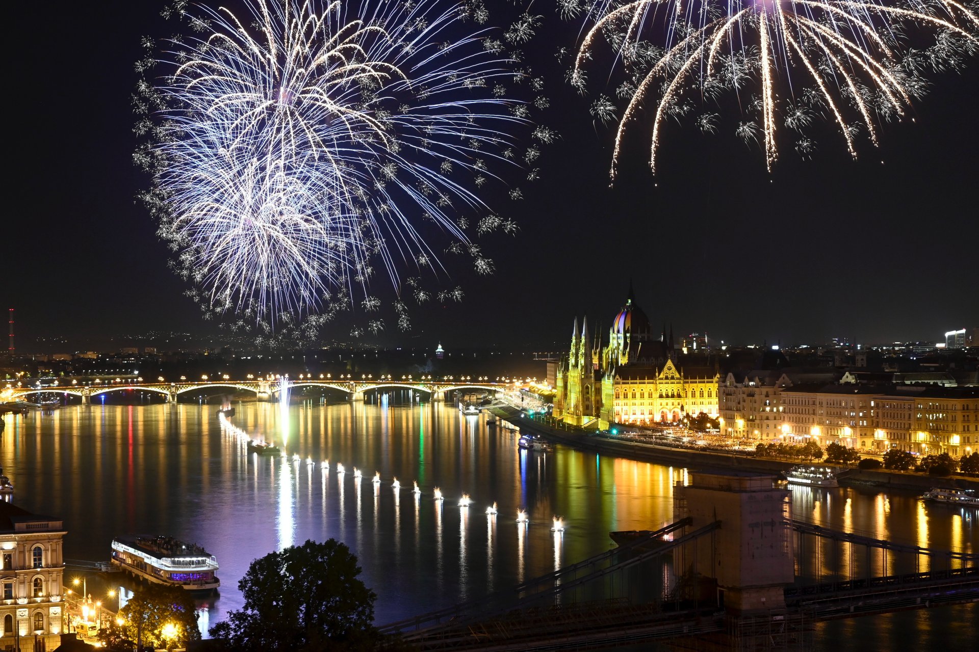 Tűzijáték a Duna felett Budapesten 2022. augusztus 27-én.