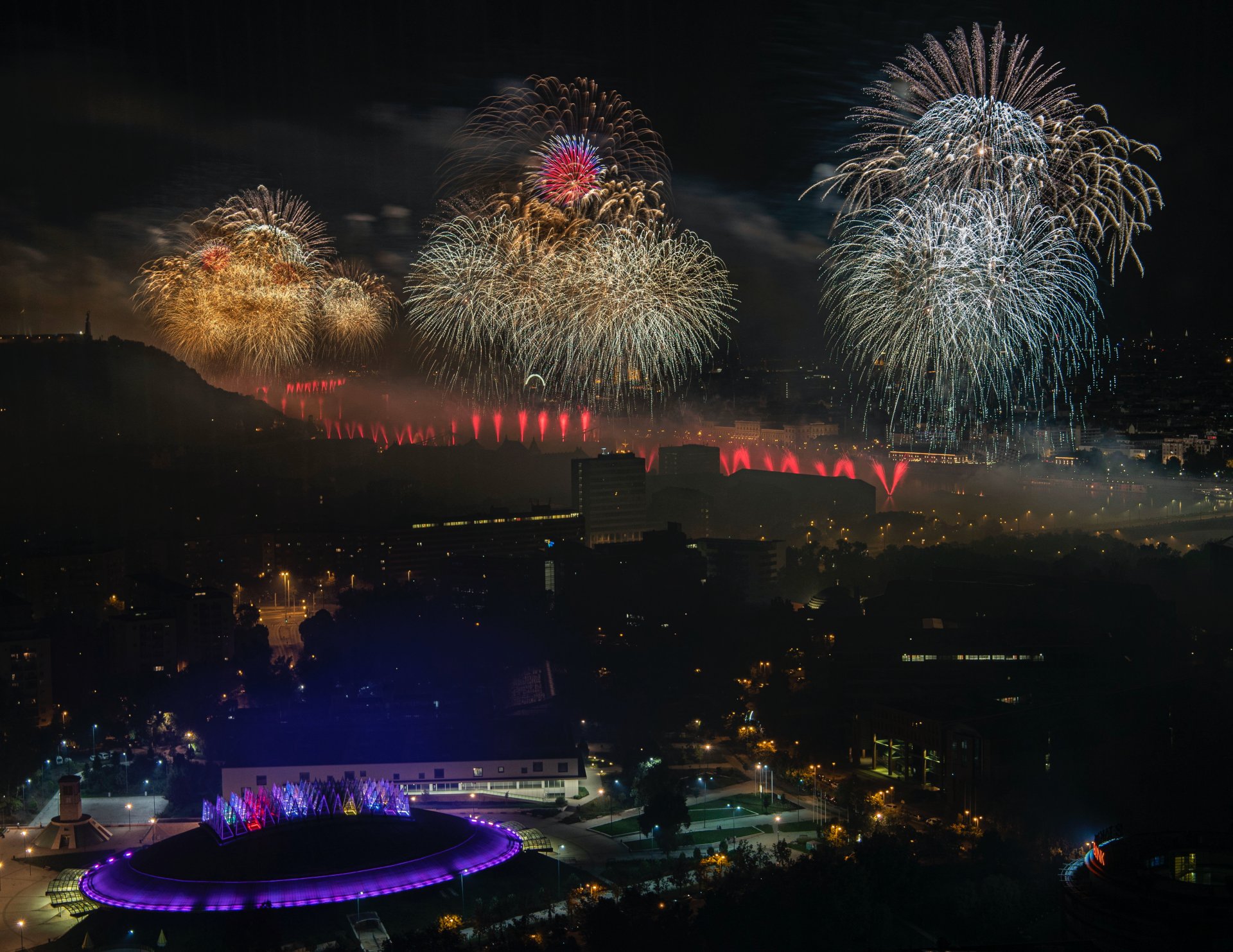 Tűzijáték a Duna felett Budapesten 2022. augusztus 27-én
