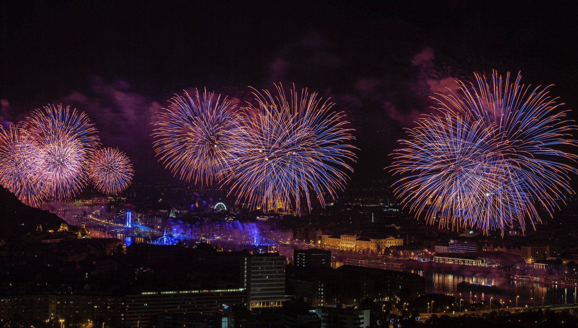 Tűzijáték a Duna felett Budapesten 2022. augusztus 27-én