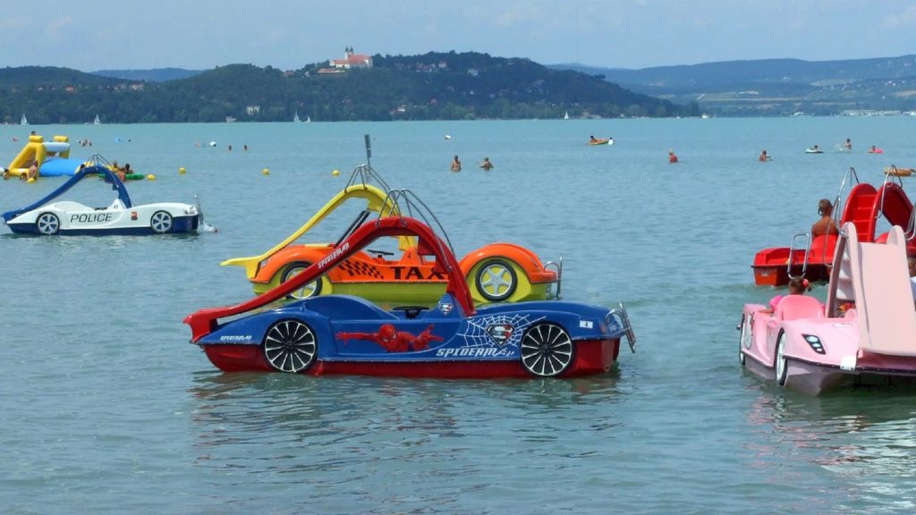 A rekkenő hőségben a vízibicikliről ugrott a Balatonba a családapa, felesége és kislánya szeme láttára merült el