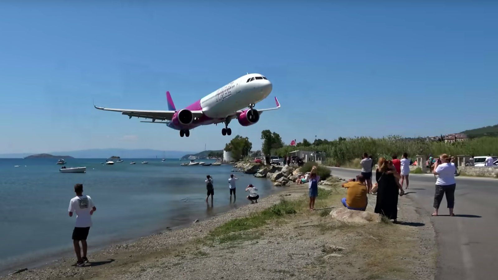 Egy alacsonyan landoló Wizz Air repülőgép a görögországi Szkíathosz szigetén 2022. augusztus 5-én