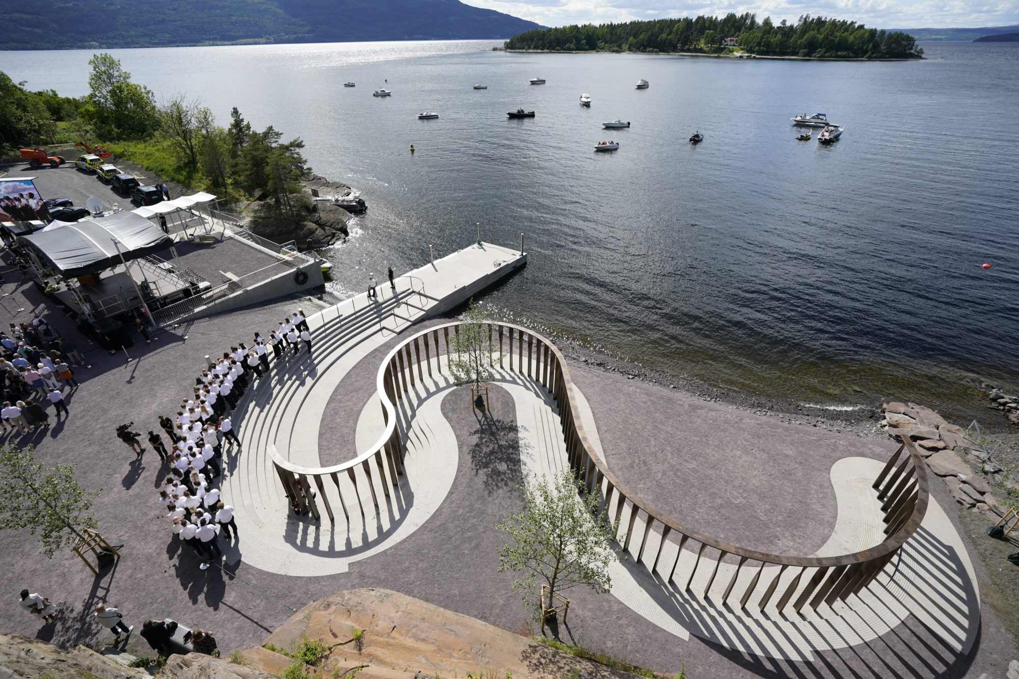 Breivik áldozatainak emlékműve Utoya szigetével szemben.