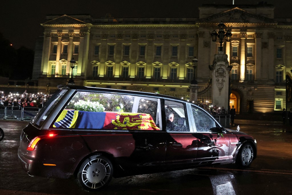 II. Erzsébet koporsója a Buckingham palota előtt