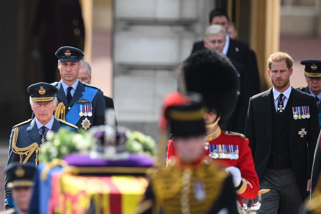 Vilmos és Harry II. Erzsébet gyászmenetén