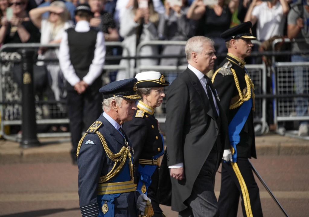 Károly, Anna, András és Eduárd - a királynő gyermekei a gyászmenetben