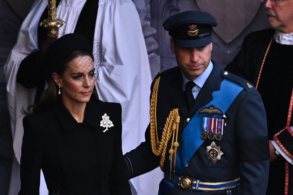 Katalin hercegné és Vilmos herceg a gyászszertartáson
