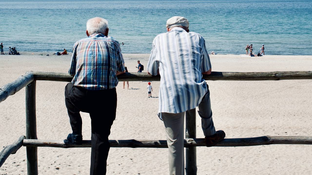 idős férfiak a tengert nézik