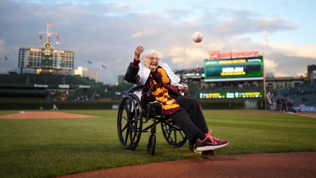 Egy 103 éves apáca végezte el a kezdődobást Chicagóban